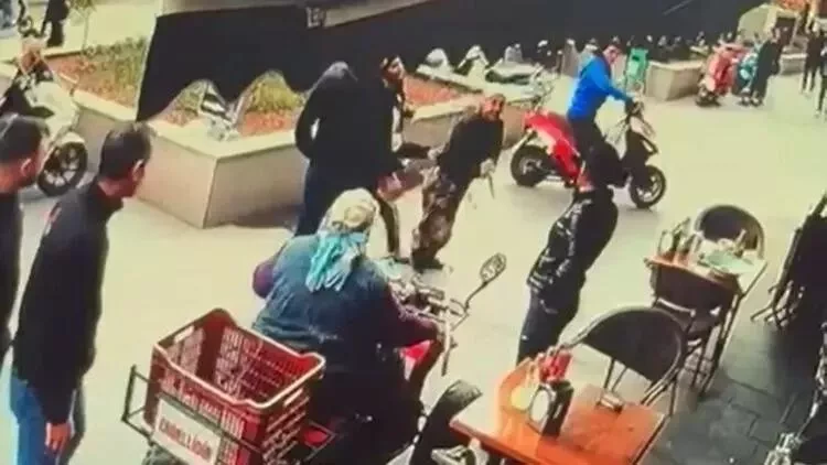 Dilənçi ona pul verməyən qadını bıçaqladı - ANBAAN VİDEO