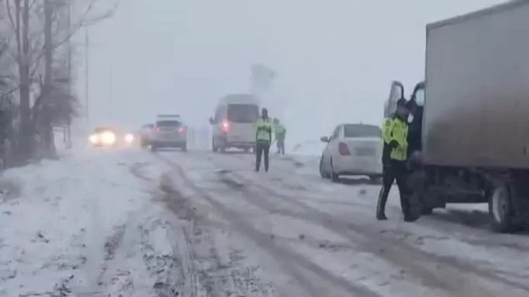 Gədəbəydə güclü qar yollarda çətinliklər yaratdı - FOTOlar