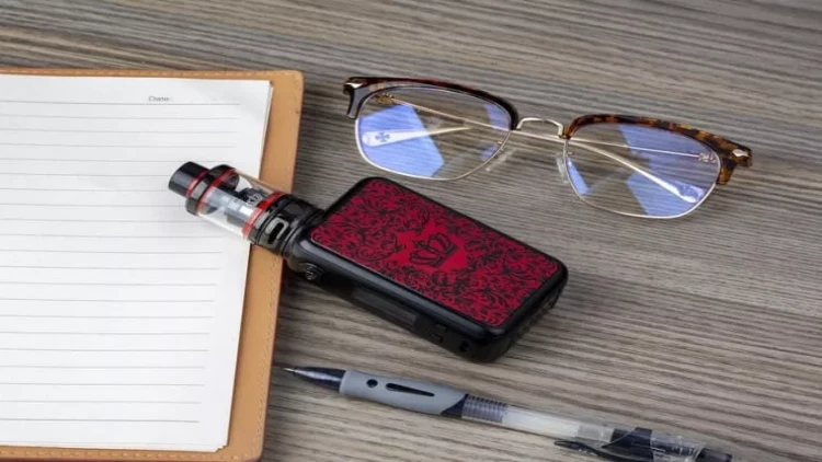 Elektron siqaret çəkən kişi 