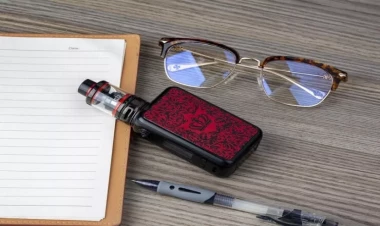 Elektron siqaret çəkən kişi 