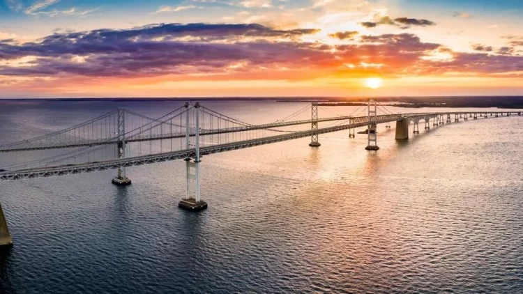 ABŞ-də gəmi körpüyə çırpıldı - avtomobillər çaya düşdü