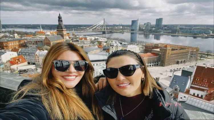 Van Dammın gəlini anası ilə belə dincəlir – FOTO