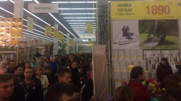 Sankt-Peterburqda bomba xəbəri - insanlar təxliyə edildi