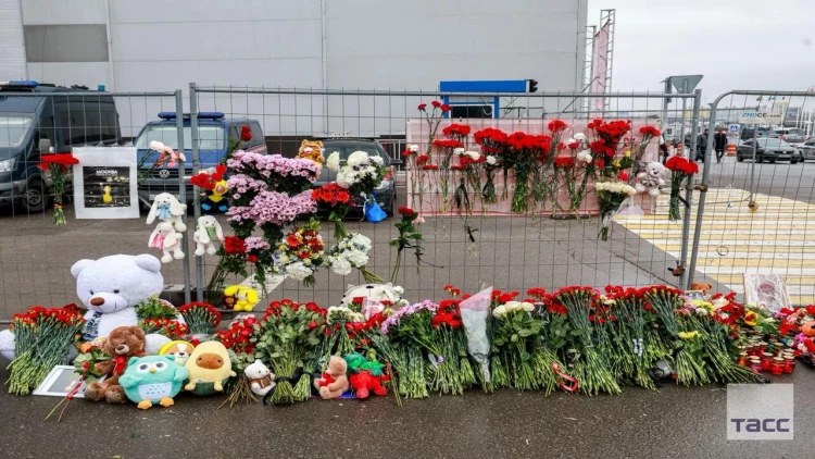 Moskvada Hökumət Evində bayraq yarıya endirildi - VİDEO