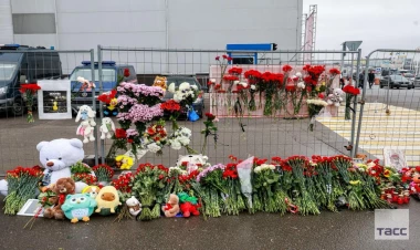 Moskvada Hökumət Evində bayraq yarıya endirildi - VİDEO