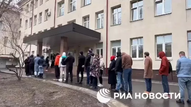 Moskvada insanlar qan vermək üçün növbə gözləyir - VİDEO