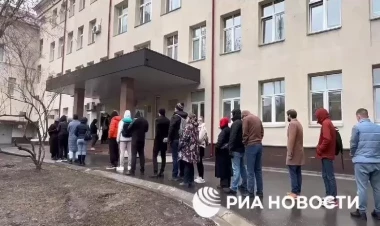 Moskvada insanlar qan vermək üçün növbə gözləyir - VİDEO