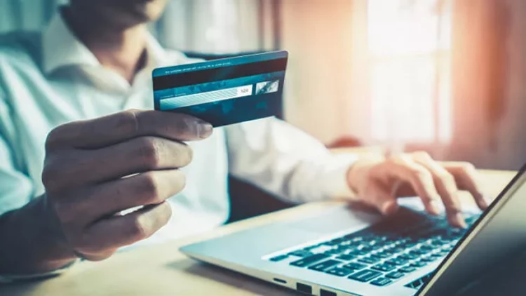 Qohumunun kartındakı pulu bu yolla ələ keçirdi