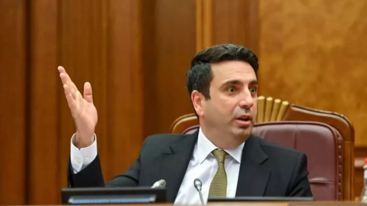 Simonyan qohumunu Parisə aparmaq üçün parlamentdə işə götürüb