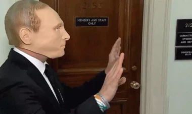 Baydenin impiçment dinləmələrinə Putin maskası ilə getdi - VİDEO