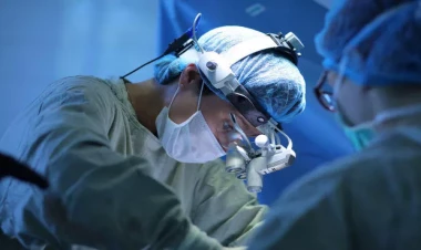Rusiyada həkimlər qadının gözündən səkkiz santimetrlik budaq parçası çıxarıblar - FOTO