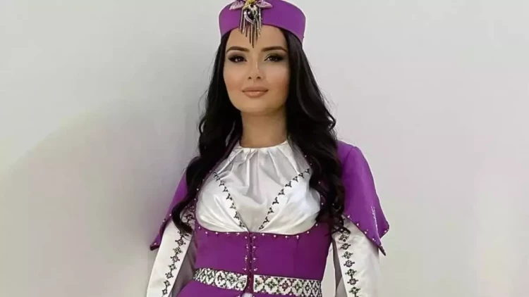 Ayseldən milli geyimdə bayram təbriki - FOTO