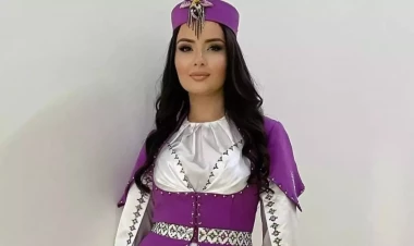 Ayseldən milli geyimdə bayram təbriki - FOTO