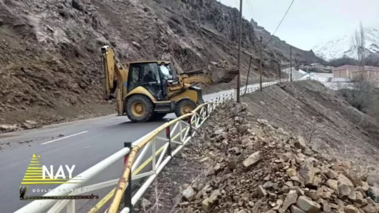 Güclü yağış dağlardan gələn torpaq avtomobil yolunu bağladı - FOTO