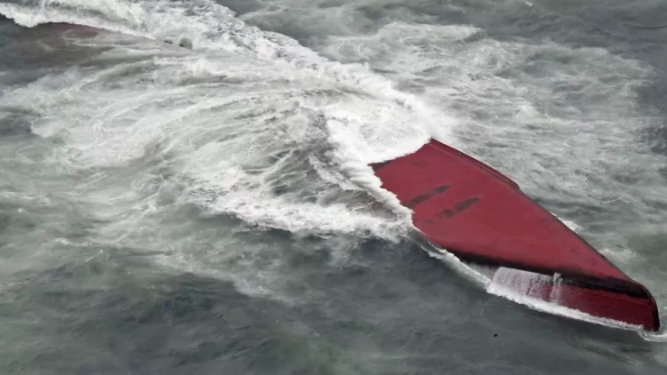 Yaponiyada kimyəvi maddələr daşıyan tanker çevrildi - Ekipaj üzvləri axtarılır
