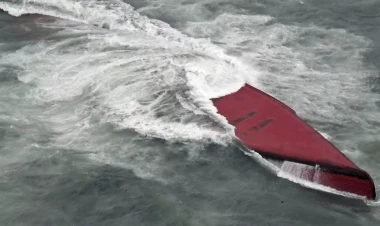 Yaponiyada kimyəvi maddələr daşıyan tanker çevrildi - Ekipaj üzvləri axtarılır