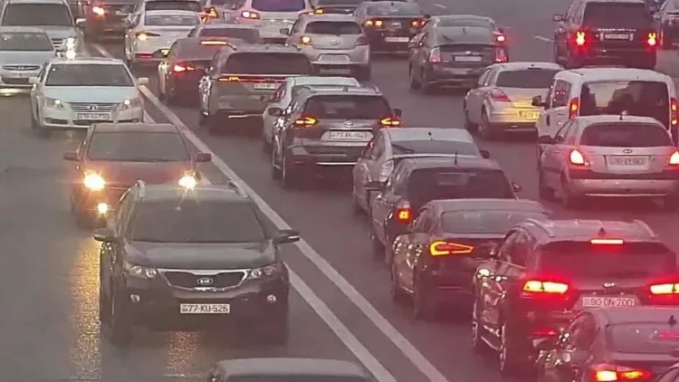 Bakının bir sıra yollarında nəqliyyat vasitələrinin hərəkəti çətinləşib