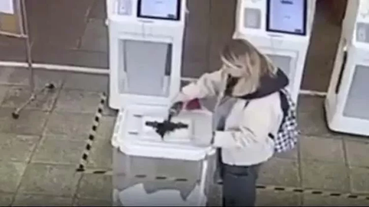 Rusiyada seçki qutularına boya tökdülər, kabinələr yandırıldı - VİDEO