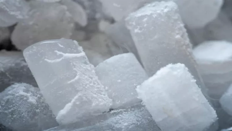 10 saat buz vedrəsində oturdu, ayaqları kəsildi