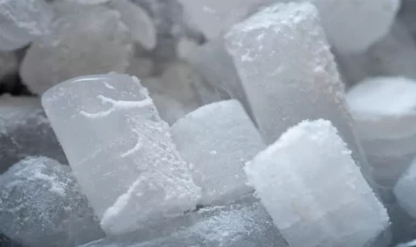 10 saat buz vedrəsində oturdu, ayaqları kəsildi