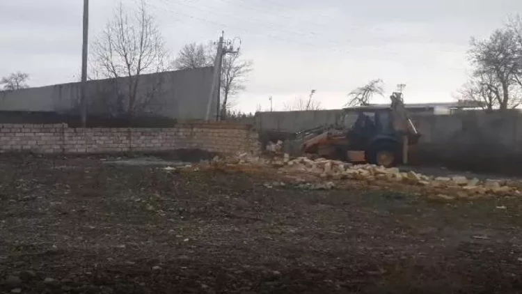 Qəbələdə qanunsuz tikili söküldü - VİDEO