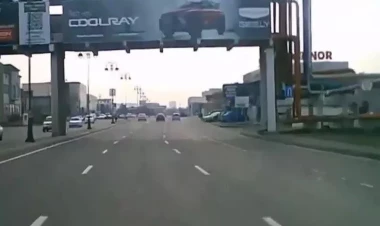 Bakıda iki sürücü kobud şəkilə qayda pozdu, qəza baş verdi - ANBAAN VİDEO