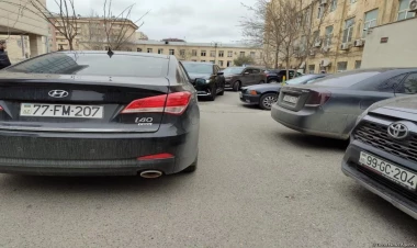 Bakının mərkəzində maşını yolun ortasında saxlayıb getdi - FOTO