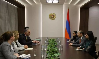 Ermənistan TŞ-nın katibi Lui Bononu qəbul edib