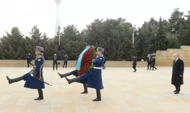 Kasım-Jomart Tokayev Bakıda şəhidlərin xatirəsini anıb - FOTO
