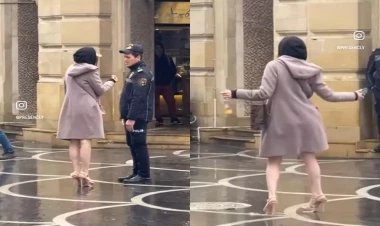 Bakının mərkəzində yağışın altında rəqs edən qız diqqət çəkdi - Polis yaxınlaşdı - VİDEO