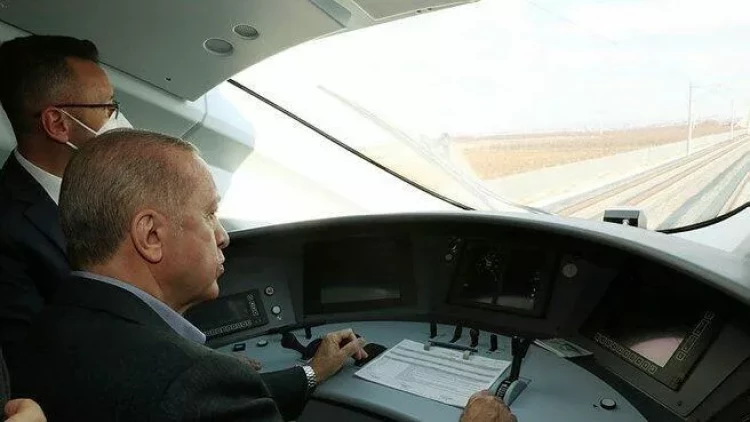 Ərdoğan İstanbulda qatar sürdü - VİDEO