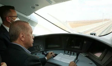 Ərdoğan İstanbulda qatar sürdü - VİDEO