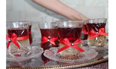 Elçiləri qarşılayan qız nənəsinə elə hərəkət etdi ki... - VİDEO