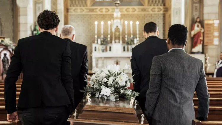 İngiltərənin danışdığı sirli dəfn mərasimi: Tabut boş olub, zaldakı insanların... - FOTO