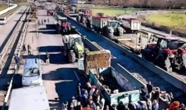 Fransada 135 traktorla şəhər küçərlərində etiraz...