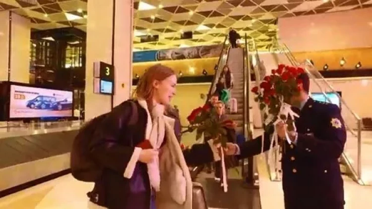 Ölkəmizə gələn xanımlar çiçəklərlə qarşılandı - VİDEO