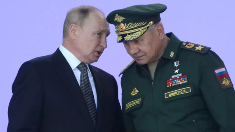 Putinin Şoyqu ilə zarafatı GÜNDƏM OLDU - Əlində buketlə... - VİDEO