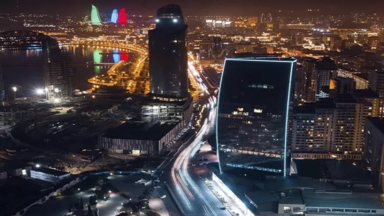 Bakıda gecə saatlarında ŞOK HADİSƏ: Hamam xalatında banka getdi - VİDEO