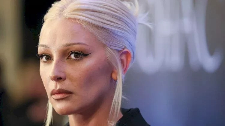 Aparıcı Putinin şəklini sinəsinə döymə etdirdi - FOTO