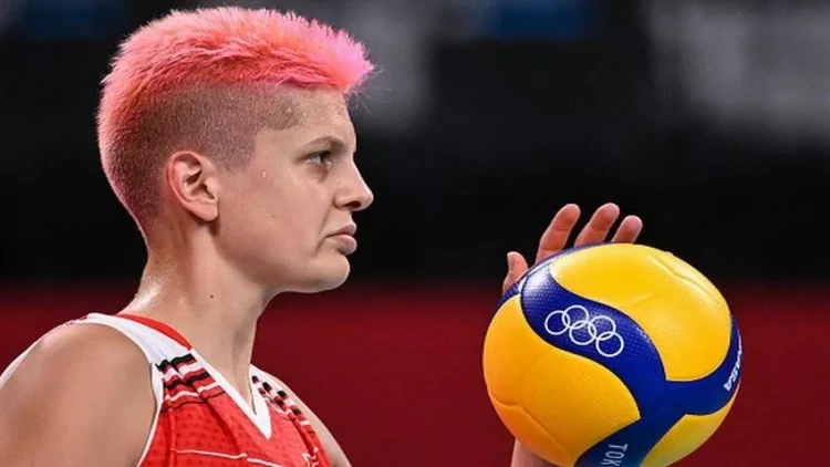 Türkiyəli voleybolçu gecə klubunda müğənni ilə dalaşdı