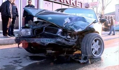 Sumqayıtda maşın köşkə çırpıldı: yaralılar var