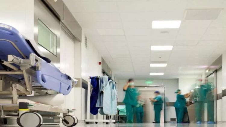 Arvadını baltalayan kişi özünü də yaraladı