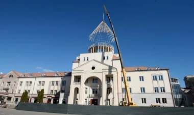 Xunta rejiminin işğal dövründə Xankəndidə inşa etdiyi binalar sökülür - FOTO