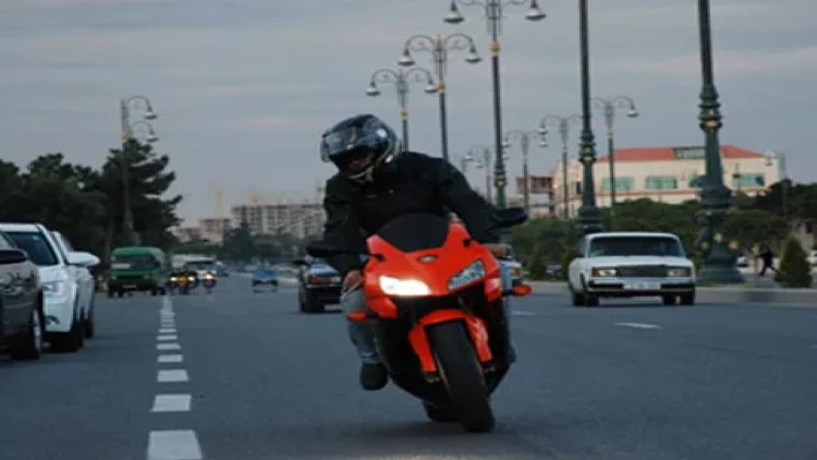 Azərbaycanda dəhşətli qəza - motosiklet sərxoş şəxsin üzərindən keçdi