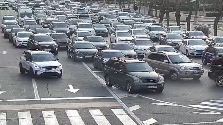 Bakının bir sıra yollarında nəqliyyat vasitələrinin hərəkəti çətinləşib - FOTOlar