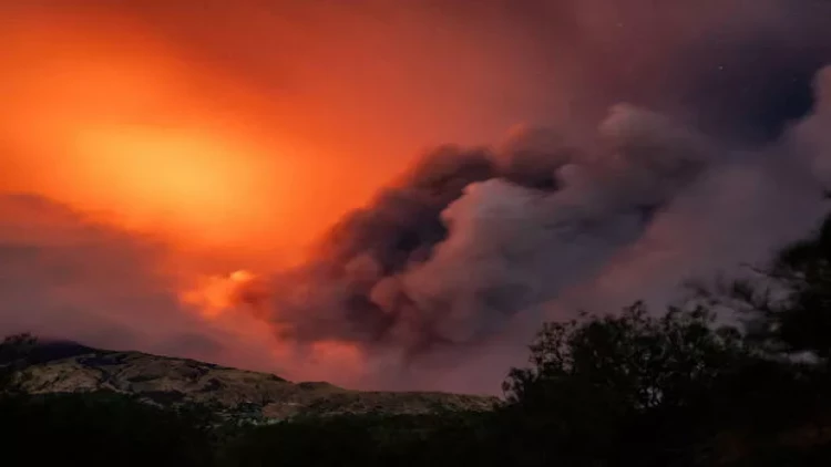 Darvinin təkamül nəzəriyyəsinin əsası qoyulan Qalapaqosda vulkan püskürdü