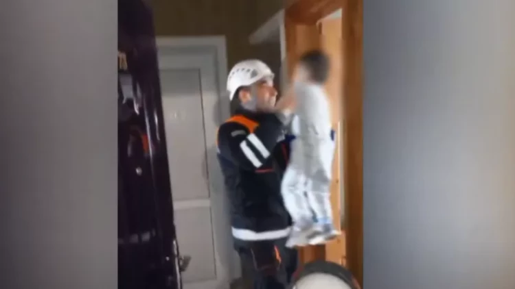 Evdə köməksiz qalan azyaşlı belə xilas edildi - VİDEO