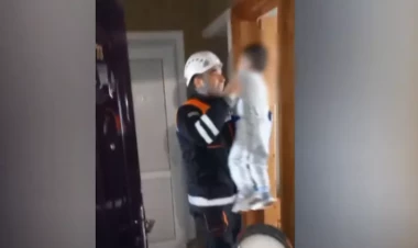 Evdə köməksiz qalan azyaşlı belə xilas edildi - VİDEO