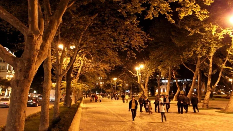 Bulvarda çəkilən bu kadrlar müzakirə yaratdı - VİDEO