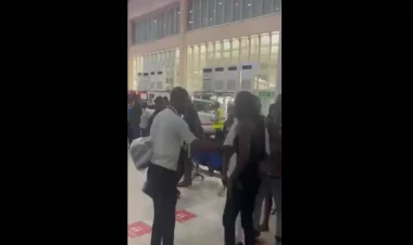 Uçuş təxirə salındı, aeroportu dağıtdılar - VİDEO